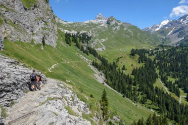 İsviçre'de Engelberg üzerinde Engstlenalp dağ yolu