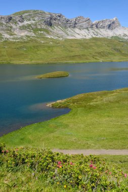 İsviçre alplerinde Engelberg üzerinde Tannensee Gölü manzarası