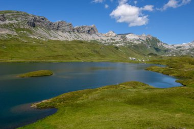 İsviçre alplerinde Engelberg üzerinde Tannensee Gölü manzarası