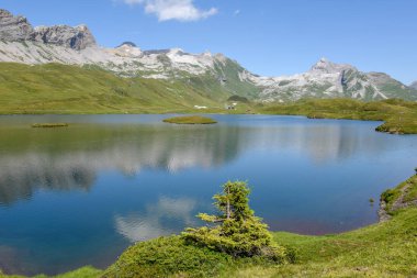 İsviçre alplerinde Engelberg üzerinde Tannensee Gölü manzarası