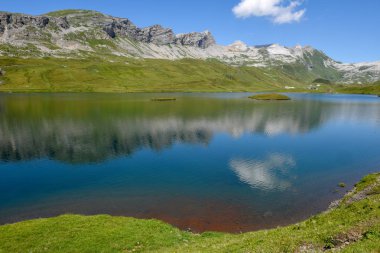 İsviçre alplerinde Engelberg üzerinde Tannensee Gölü manzarası