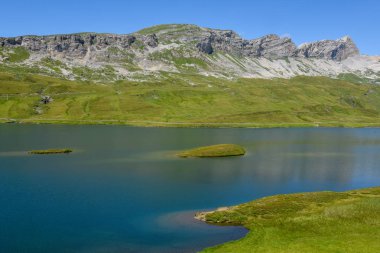 İsviçre alplerinde Engelberg üzerinde Tannensee Gölü manzarası