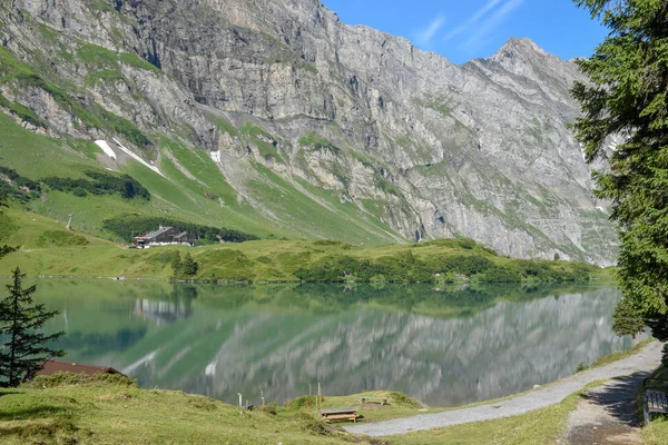 Lago Truebsee sobre Engelberg en los Alpes suizos —  Fotos de Stock