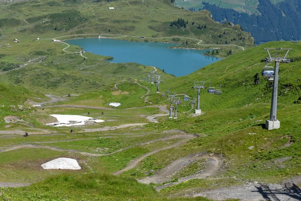 Muž na jeho horské motorce, který jde po cestě z Jochpass přes — Stock fotografie