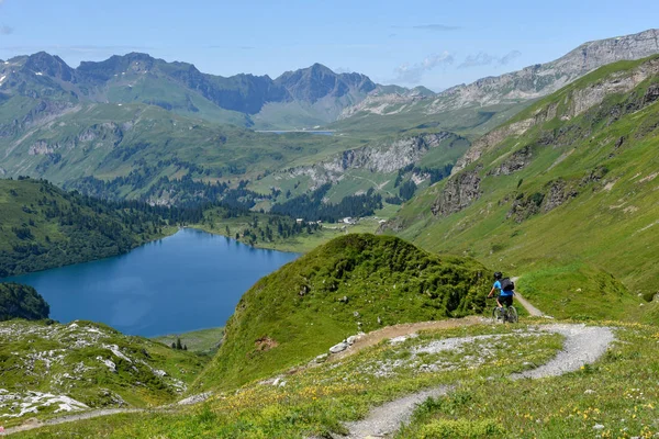 Lago Engstlensee sobre Engelberg nos Alpes Suíços — Fotografia de Stock