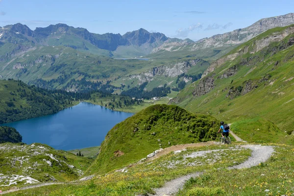 Engstlensee 湖在瑞士阿尔卑斯山的英格堡上空 — 图库照片