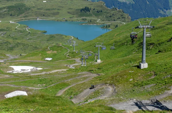 Muž na jeho horské motorce, který jde po cestě z Jochpass přes — Stock fotografie