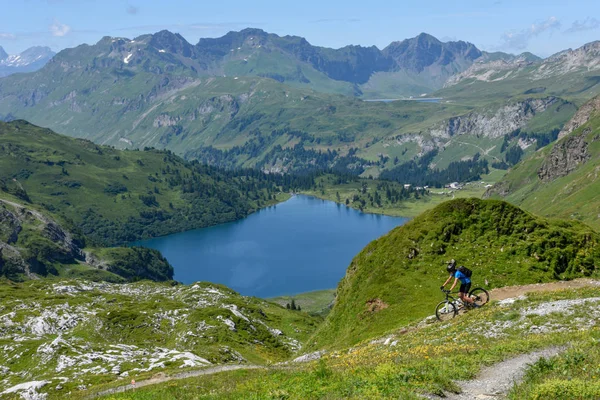 Στη λίμνη Engstlensee σε Ένγκελμπεργκ στις Ελβετικές Άλπεις — Φωτογραφία Αρχείου