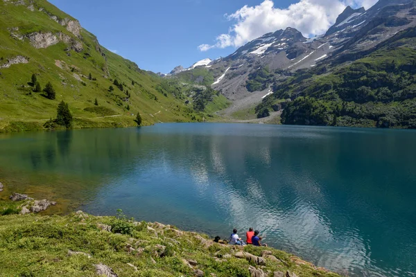 Lago Engstlen sobre Engelberg nos Alpes Suíços — Fotografia de Stock
