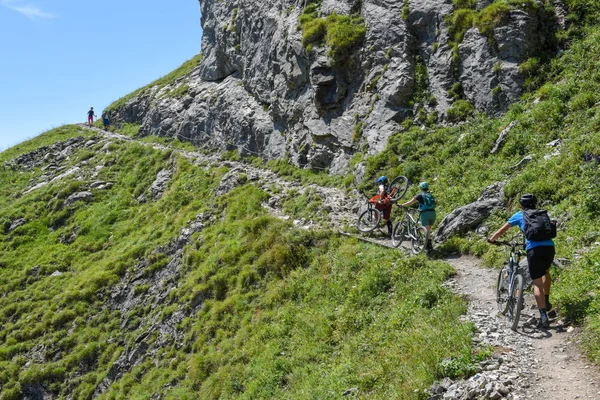 Sentiero di montagna a Engstlenalp sopra Engelberg in Svizzera — Foto Stock