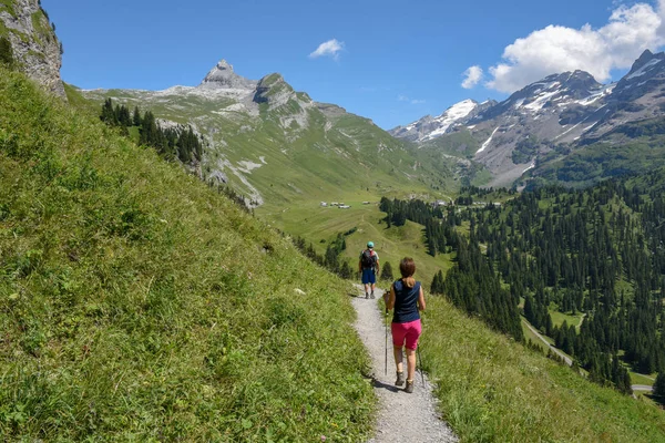 Bergpfad auf der Engstlenalp über den Engelberg in der Schweiz — Stockfoto