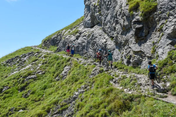 Bergsstig vid Engstlenalp över Engelberg på Schweiz — Stockfoto