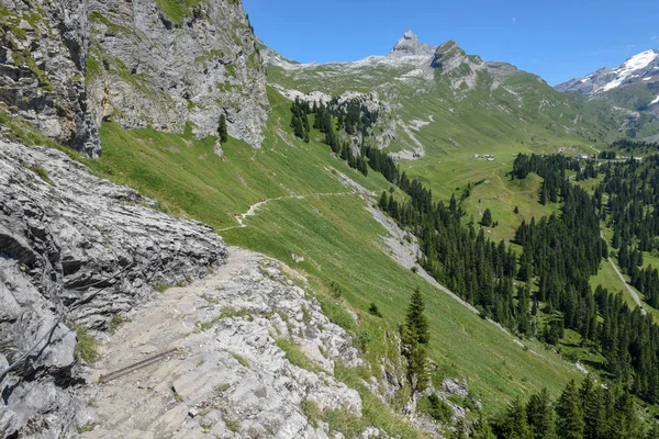 Bergsstig vid Engstlenalp över Engelberg på Schweiz — Stockfoto