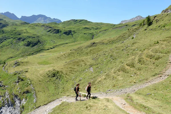 Sendero de montaña en Engstlenalp sobre Engelberg en Suiza — Foto de Stock