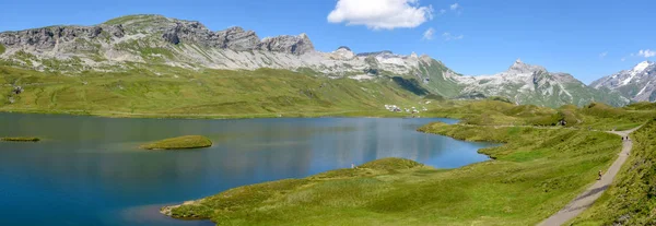 Uitzicht op het meer Tannensee over Engelberg in de Zwitserse Alpen — Stockfoto
