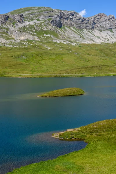 Uitzicht op het meer Tannensee over Engelberg in de Zwitserse Alpen — Stockfoto