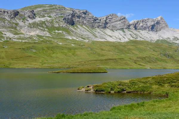 Utsikt vid sjön Tannensee över Engelberg i de schweiziska Alperna — Stockfoto