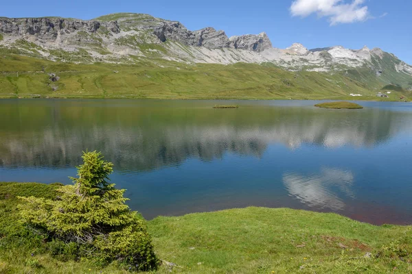 Widok na jezioro Tannensee nad Engelberg w Alpach Szwajcarskich — Zdjęcie stockowe