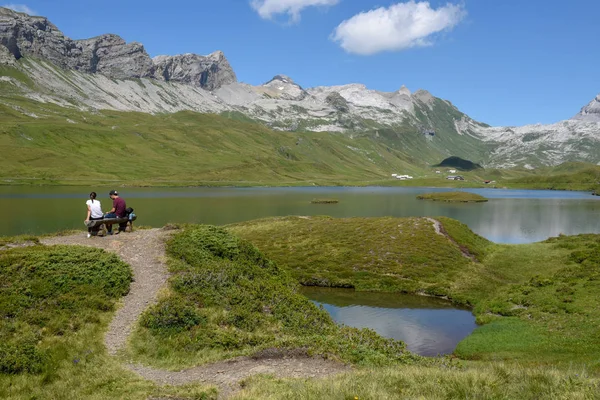 Utsikt vid sjön Tannensee över Engelberg i de schweiziska Alperna — Stockfoto