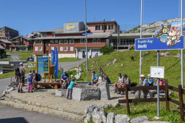 İsviçre'de Melchsee-Frutt'ta teleferik önünde ki insanlar
