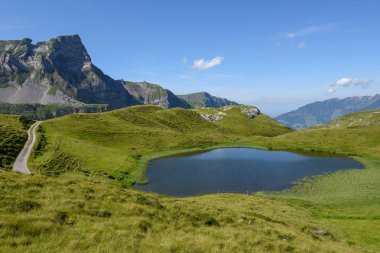 İsviçre alplerinde Melchsee-Frutt'ta dağ gölü