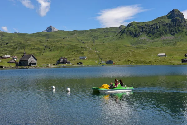 Montanha lago em Melchsee-Frutt sobre os alpes suíços — Fotografia de Stock