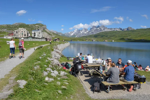 Люди ходят в походы и едят в Мельхси-Фрутт на швейцарских Альпах — стоковое фото