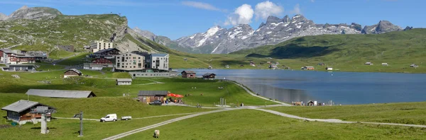 Bergsby Melchsee-Frutt i de schweiziska Alperna — Stockfoto