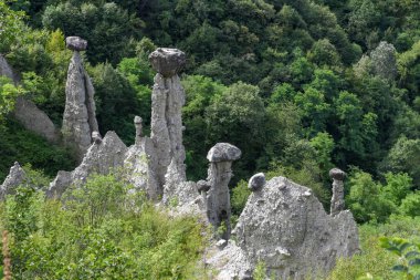 İtalya'daki Iseo Gölü'ndeki Bölge'nin Anıt kayaları (Tebeşir Piramitleri)