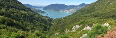 İtalya'da Iseo Gölü'nde anıt kayalar (Tebeşir Piramitleri)
