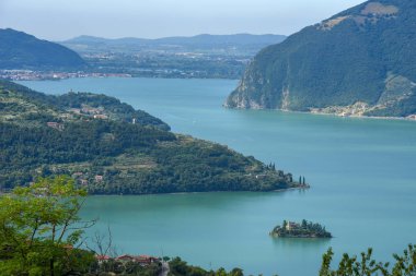 Lombardiya'daki Iseo Gölü manzarası, İtalya