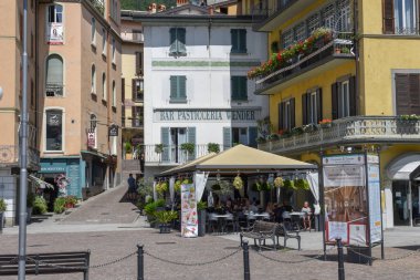 İtalya'da Iseo Gölü üzerinde Lovere köyü