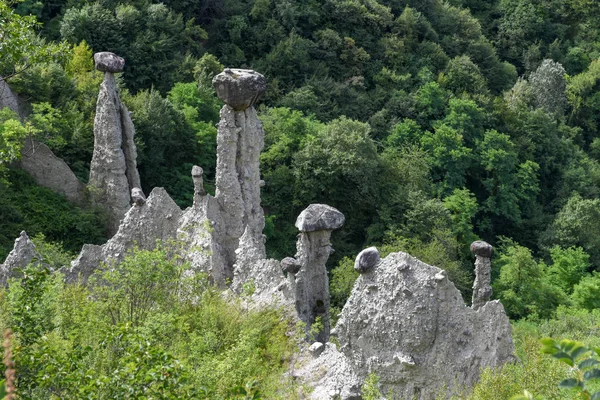 Monument Rocks Krita Pyramider Zonen Vid Iseosjön Italien — Stockfoto