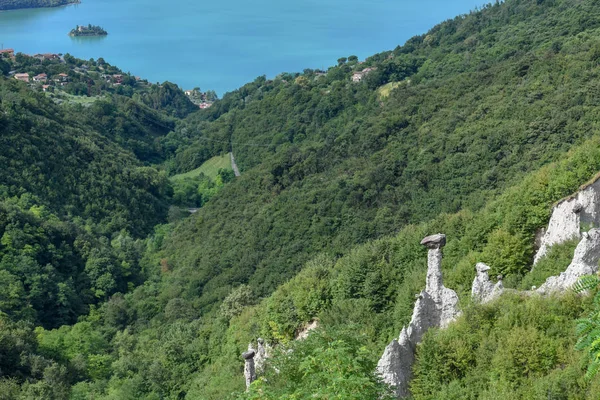 Pietrele monumentale (Piramidele de cretă) din zona lacului Iseo din Italia — Fotografie, imagine de stoc