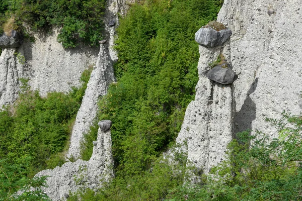 Monumento a las rocas (pirámides de tiza) de la zona en el lago Iseo en Italia —  Fotos de Stock