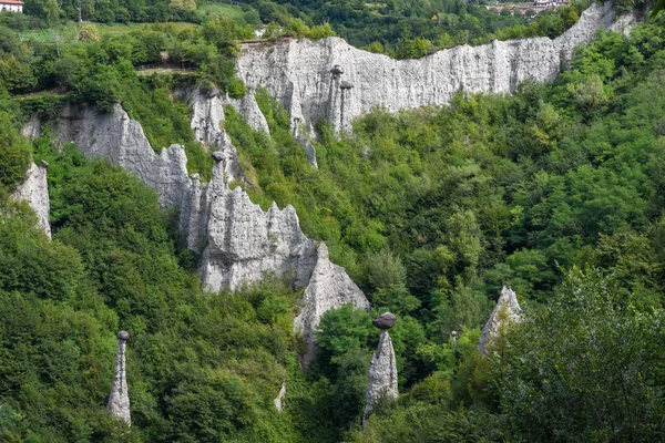 Památník kamenů (křídově pyramidy) zóny u jezera Iseo v Itálii — Stock fotografie