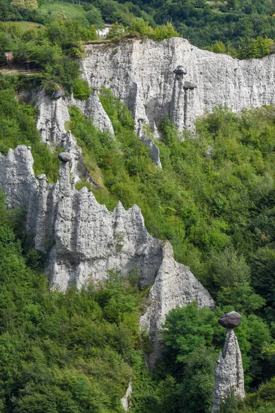 Památník kamenů (křídově pyramidy) zóny u jezera Iseo v Itálii — Stock fotografie