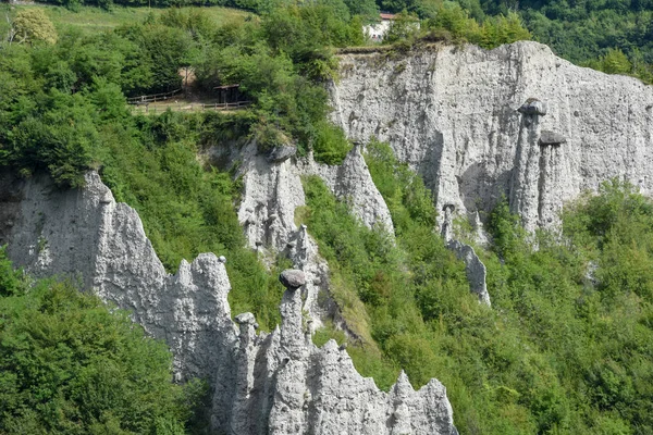 Památník kamenů (křídově pyramidy) zóny u jezera Iseo v Itálii — Stock fotografie