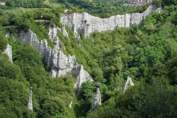 Památník kamenů (křídově pyramidy) zóny u jezera Iseo v Itálii — Stock fotografie