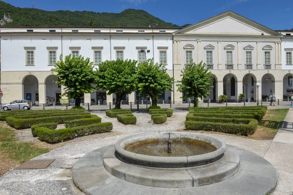 Vesnice Lovere na jezeře Iseo v Itálii — Stock fotografie