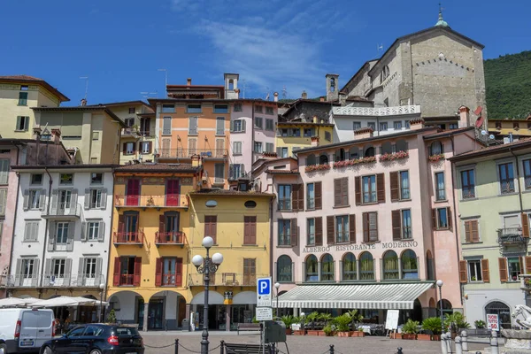 El pueblo de Lovere en el lago Iseo en Italia — Foto de Stock