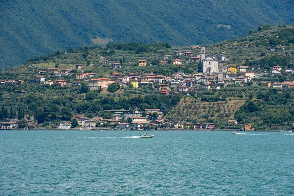 Uitzicht op Monte Island aan het Iseomeer, Italië — Stockfoto
