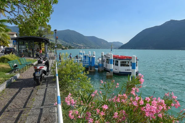 イタリアのイセオ湖のセールマラシーノで観光ボート — ストック写真