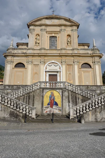 La chiesa di Sale Marasino sul Lago d'Iseo — Foto Stock