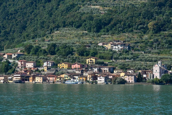 Le village de Carzano sur le lac d'Iseo, Italie — Photo