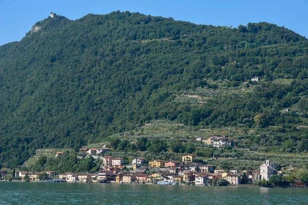 Le village de Carzano sur le lac d'Iseo, Italie — Photo
