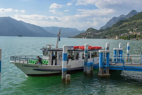 Touristisches Boot im Verkauf marasino auf dem Iseosee in Italien — Stockfoto