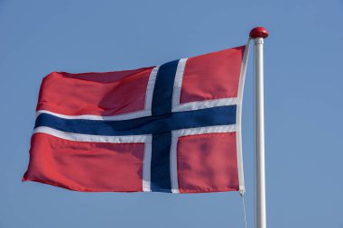 Norveç bayrağı sallayarak karşı mavi gökyüzü