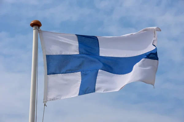 Bandera finlandesa ondeando contra el cielo azul — Foto de Stock