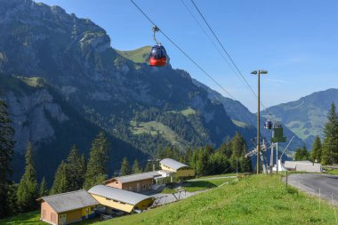 İsviçre alpleri üzerinde Melchtal de Cableway